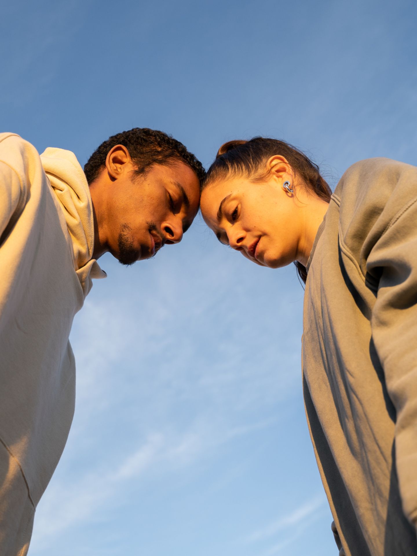 Ein Paar steht Stirn an Stirn