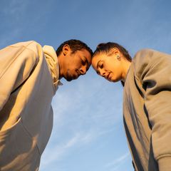 Ein Paar steht Stirn an Stirn