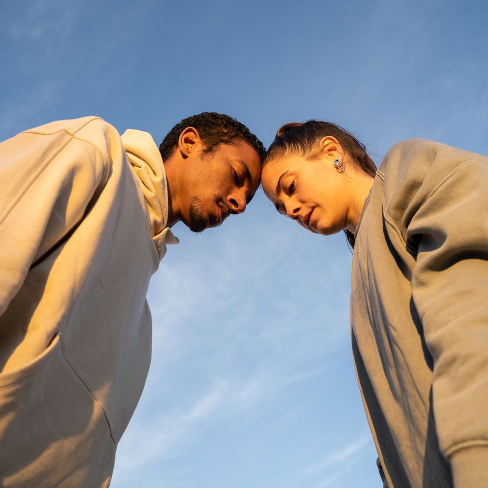 Ein Paar steht Stirn an Stirn