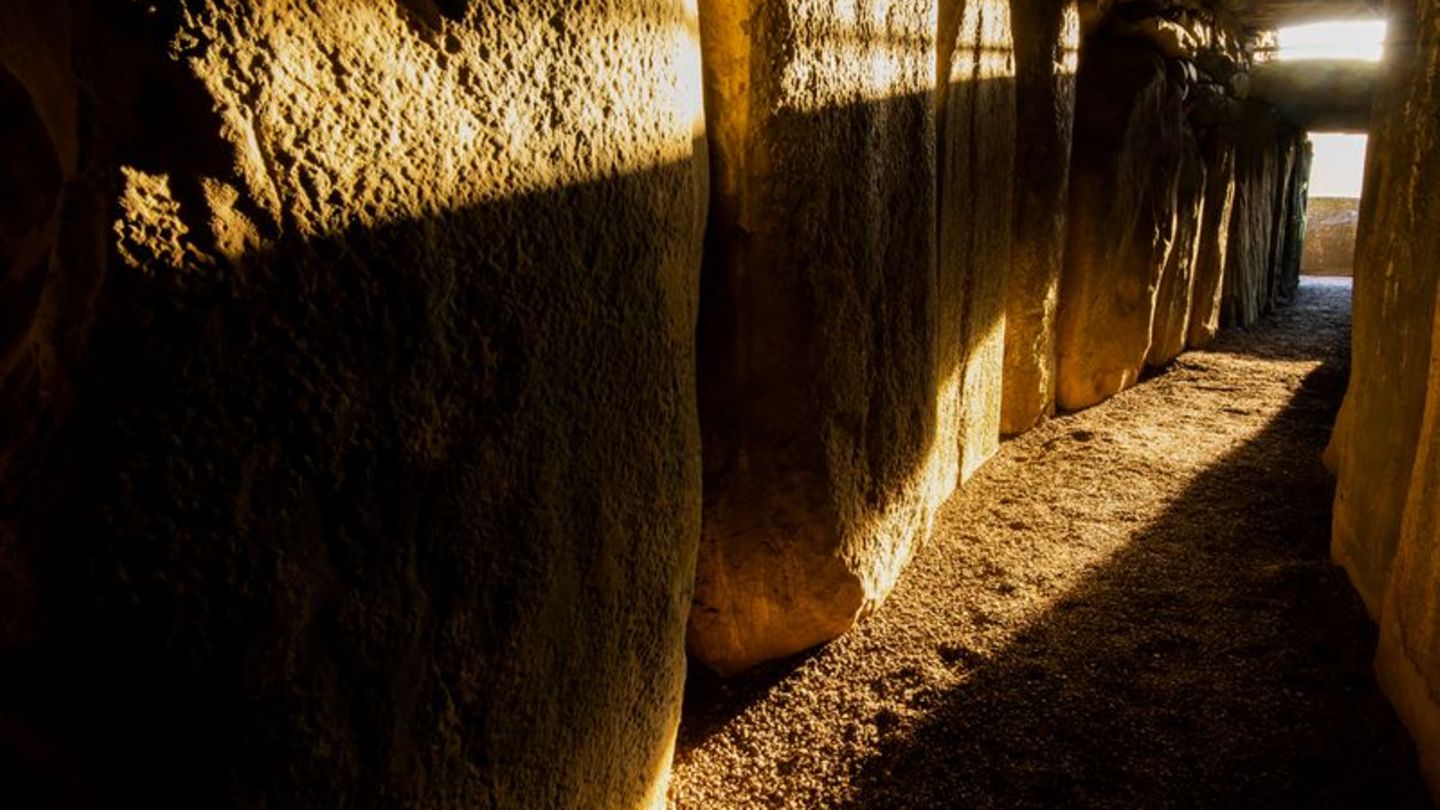 Sonne scheint in den Gang der Grabkammer von Newgrange: Zur Wintersonnenwende fällt das Morgenlicht besonders lang hier hinein.