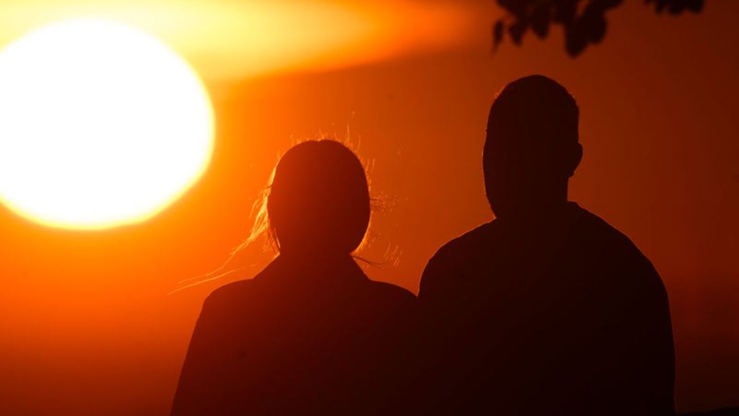 Ein Paar bei Sonnenaufgang Foto: Julian Stratenschulte/dpa
