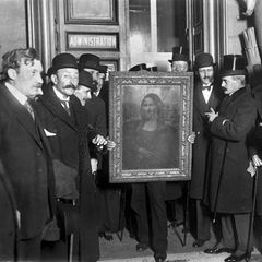 Eine Menschentraube schart sich um die Mona Lisa nach der Rückgabe 1914