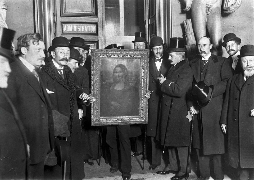 Eine Menschentraube schart sich um die Mona Lisa nach der Rückgabe 1914