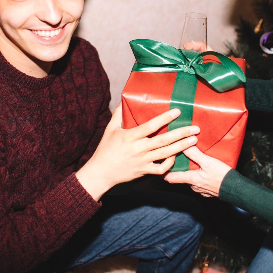 Ein Mensch beschenkt einen anderen