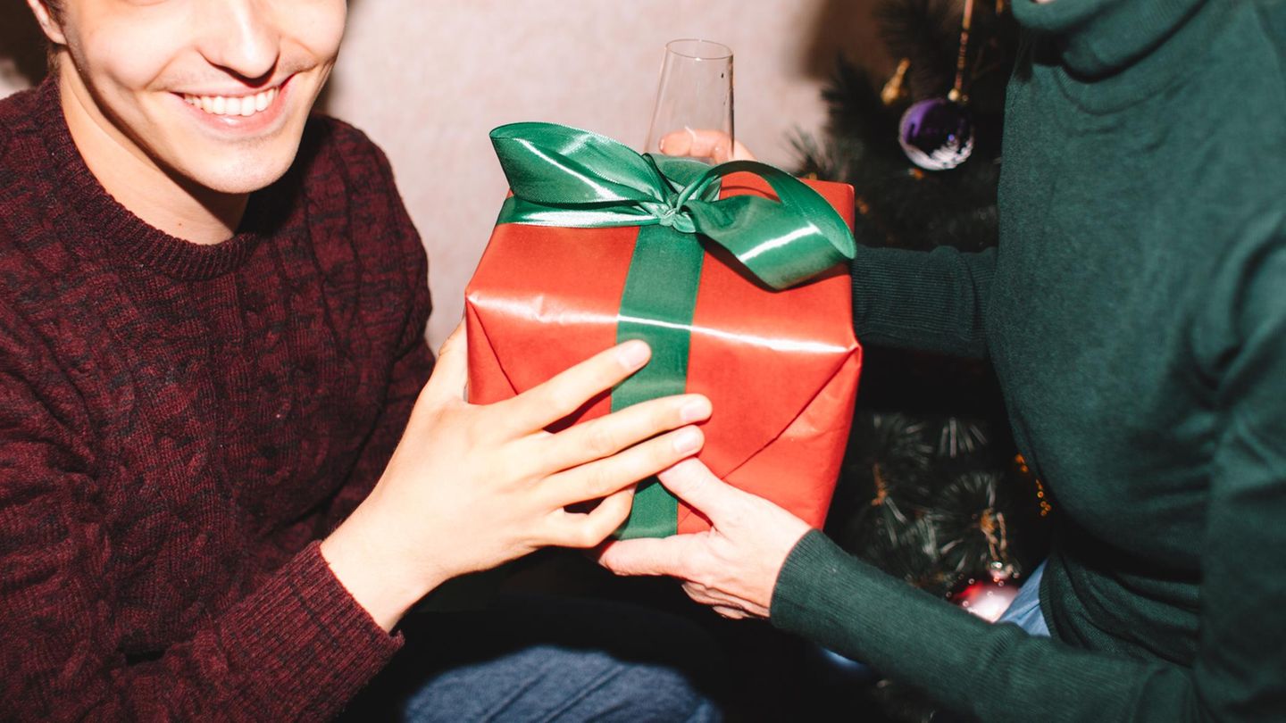 Ein Mensch beschenkt einen anderen