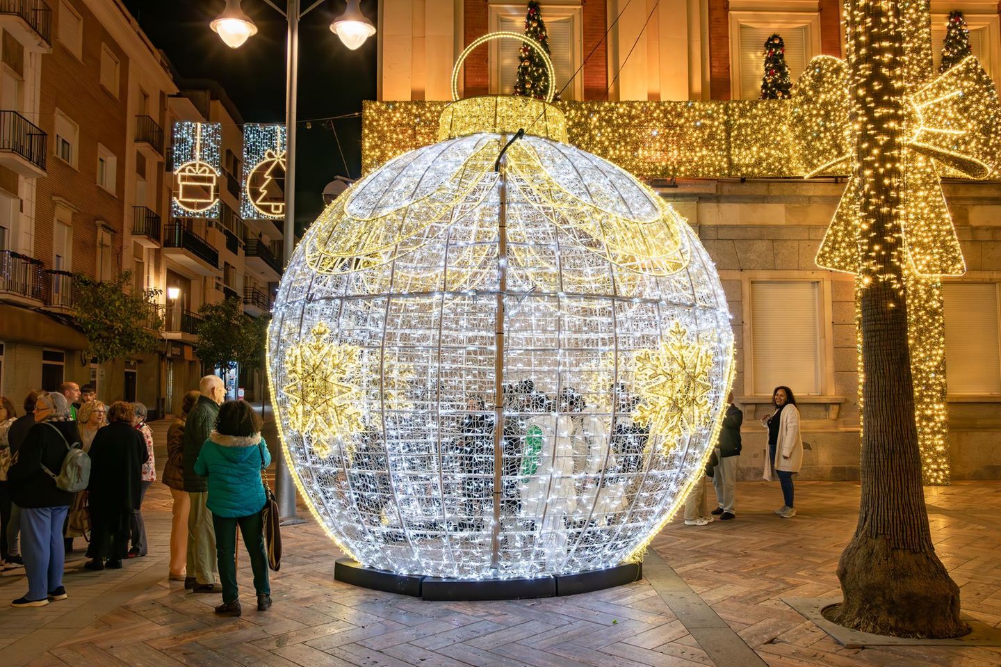 Weihnachtskugel aus Lichtern in Huelva