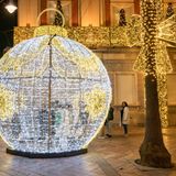 Weihnachtskugel aus Lichtern in Huelva