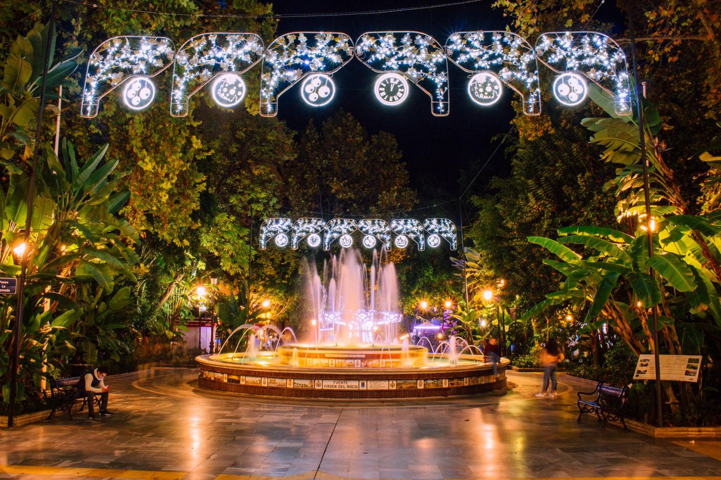 Weihnachtsdekoration und beleuchteter Springbrunnen