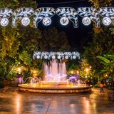 Weihnachtsdekoration und beleuchteter Springbrunnen