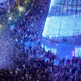 Menschenmasse vor digitalem Weihnachtsbaum