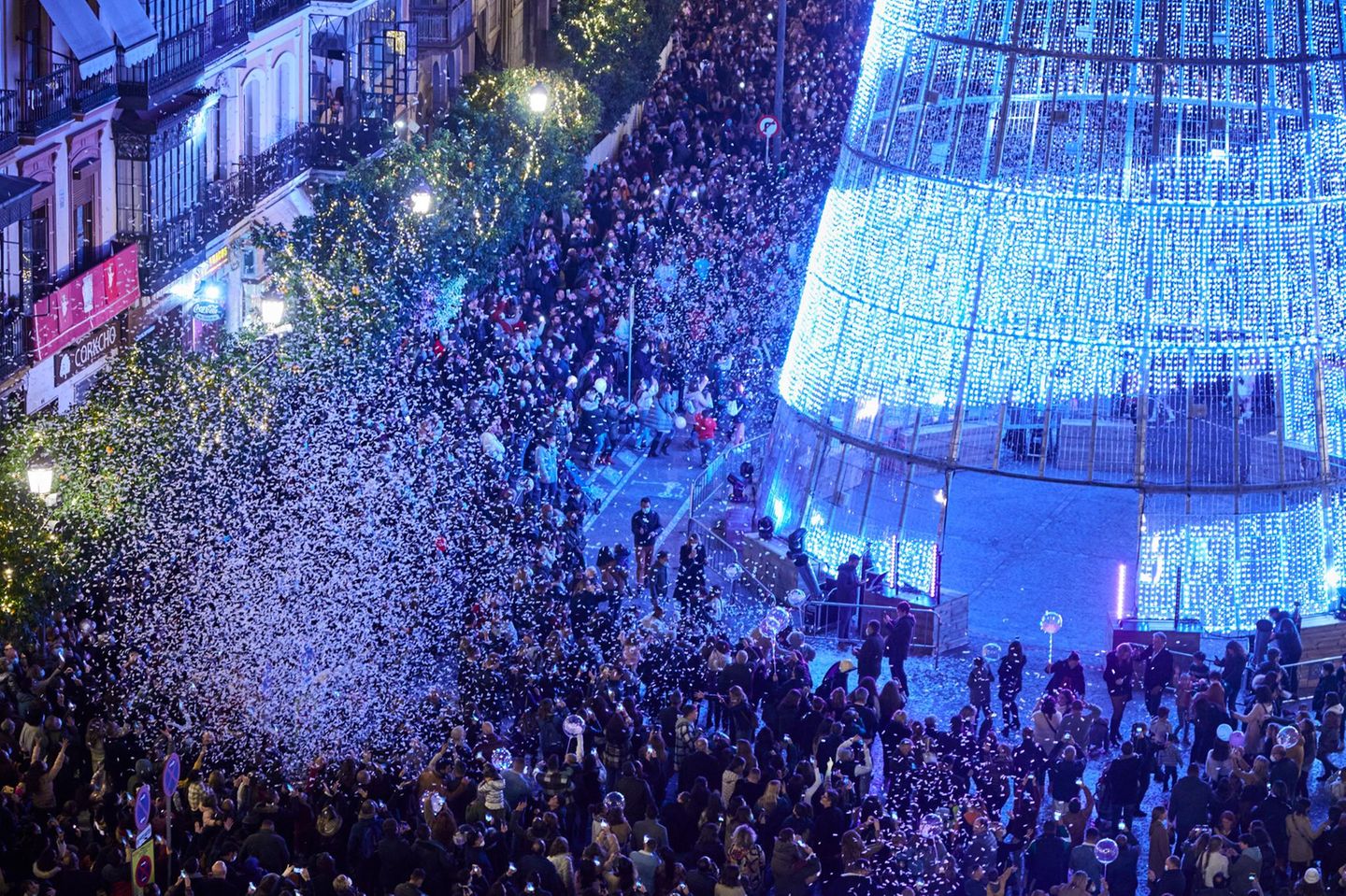 Menschenmasse vor digitalem Weihnachtsbaum