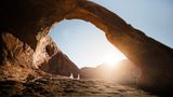 Der Corona Arch, ein Sandsteinbogen in der Nähe von Moab im US-Staat Utah, spannt sich in mehr als 30 Meter Höhe über einem Brautpaar. Die überwältigende Erfahrung in der Natur mache uns sofort klar, was wirklich wichtig ist, schreibt Hochzeitsfotografin Aimee Flynn. "Ich denke, deshalb sind diese Natur-Shootings für Paare so wichtig." ⁠  Finalistin "Epic Location": Aimee Flynn, USA     