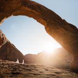 Der Corona Arch, ein Sandsteinbogen in der Nähe von Moab im US-Staat Utah, spannt sich in mehr als 30 Meter Höhe über einem Brautpaar. Die überwältigende Erfahrung in der Natur mache uns sofort klar, was wirklich wichtig ist, schreibt Hochzeitsfotografin Aimee Flynn. "Ich denke, deshalb sind diese Natur-Shootings für Paare so wichtig." ⁠  Finalistin "Epic Location": Aimee Flynn, USA     