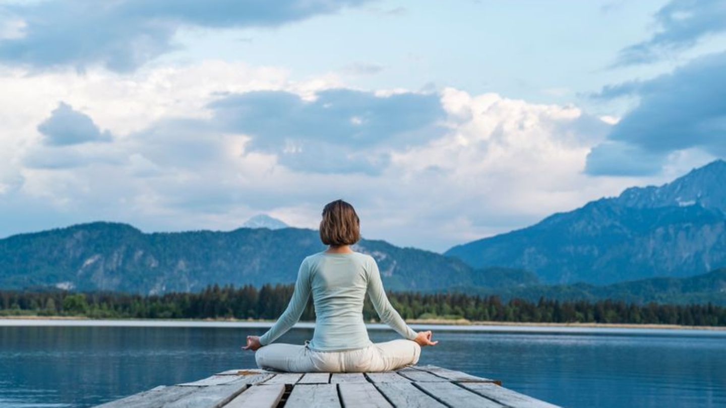 Einfach da sein und bei sich, egal, was um einen herum los ist: Dabei hilft Meditieren, etwa mit der bewährten Bergmeditation. F