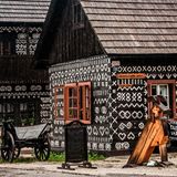 Häuser mit weißen Symbolen