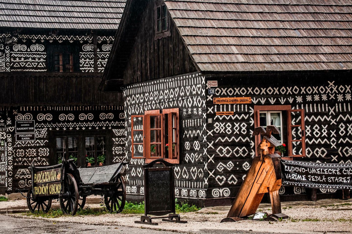 Häuser mit weißen Symbolen