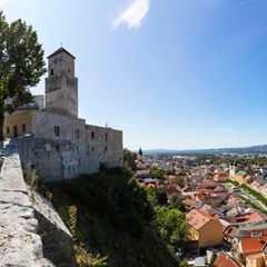 Blick über Trenčín und Burg, links im Bild