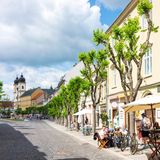 Straße und rechts im Bild Lokal, im Hintergrund Piaristenkirche von Trenčín