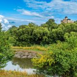 Blick vom Ufer der Waag auf die Burg Trenčín