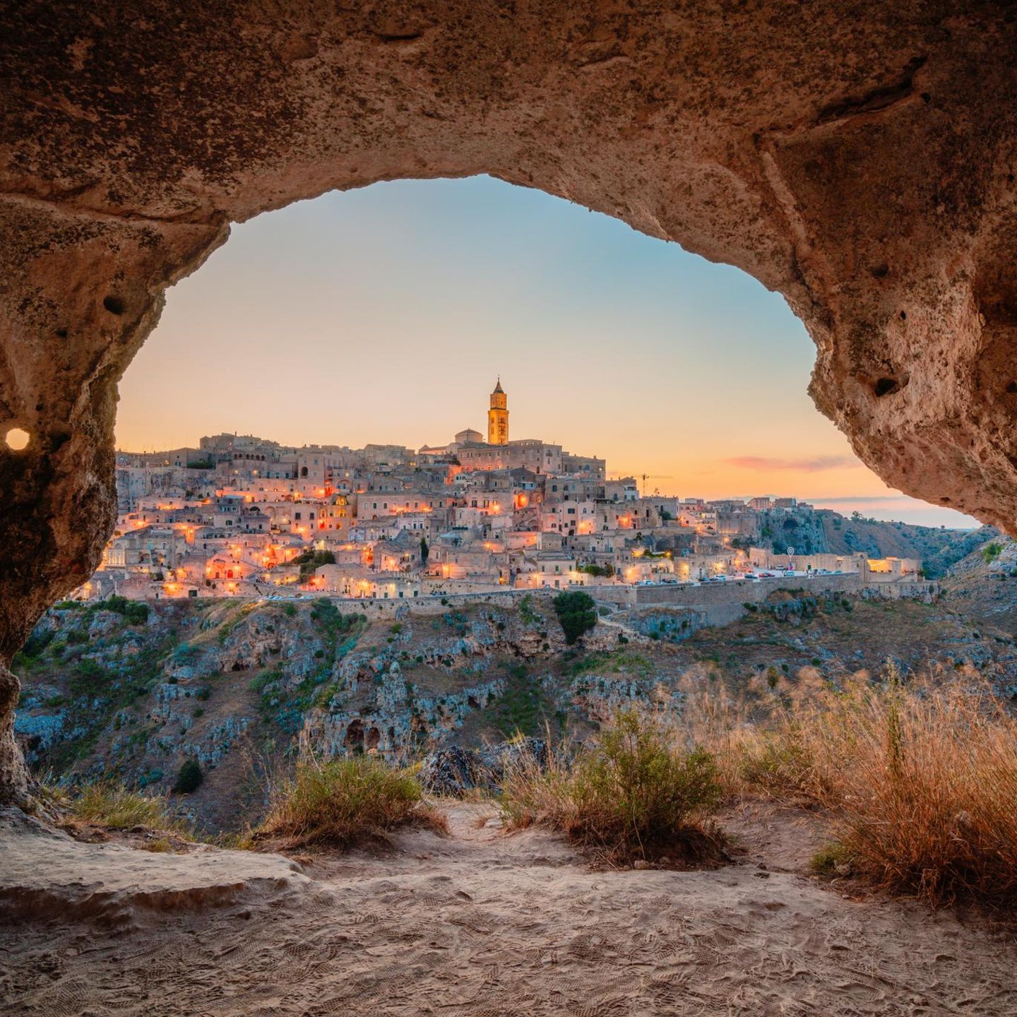 Stadtansicht von Matera durch eine Höhlenöffnung in der Abendsonne