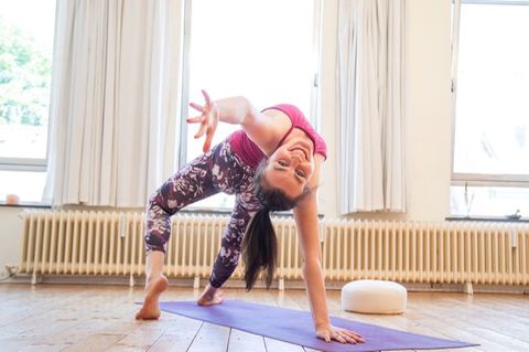 Frau macht Yoga