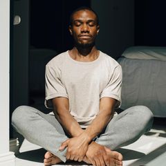 Mann beim Meditieren