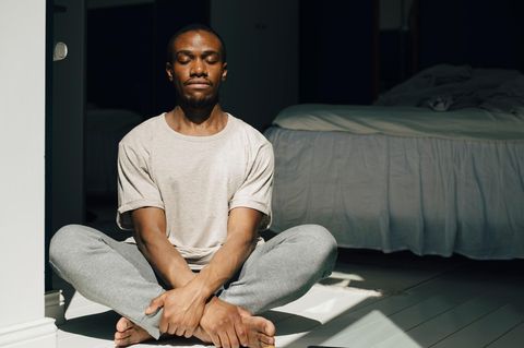 Mann beim Meditieren