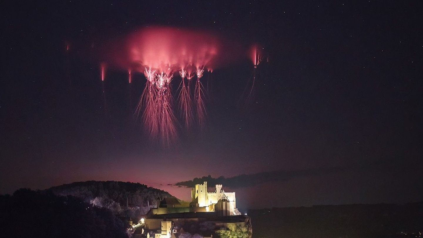 Seltenes-Himmelsph-nomen-Fotograf-f-ngt-Rote-Kobolde-mit-der-Kamera-ein