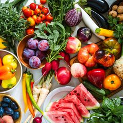 verschiedene Obst und Gemüsesorten von oben fotografiert