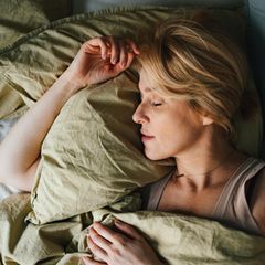 Erwachsene sollten optimalerweise zwischen sieben und neun Stunden schlafen