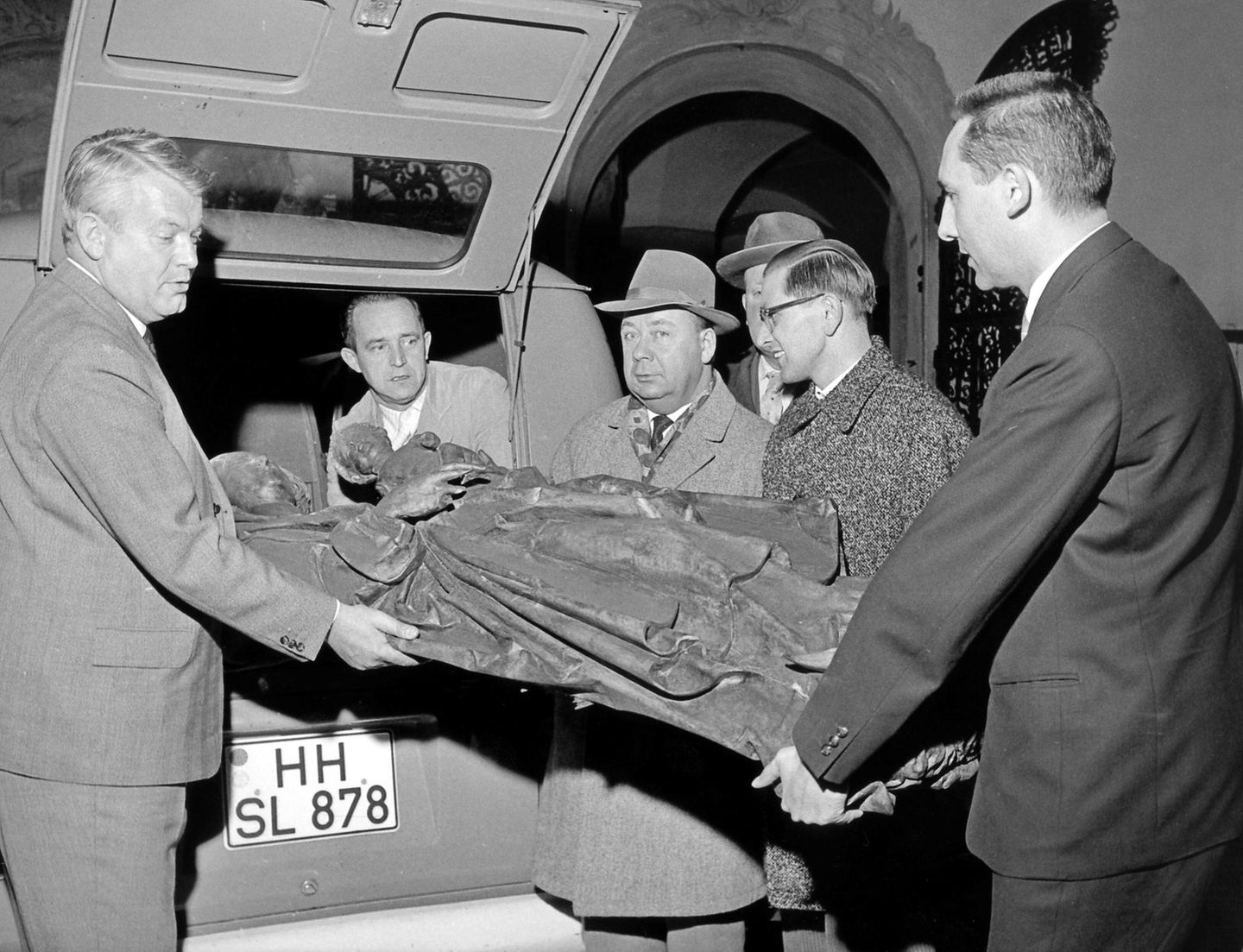 Die Riemenscheider-Madonna wird bei der Rückgabe von Henri Nannen und einigen Männern aus einem VW-Bus gehoben