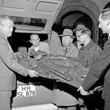 Die Riemenscheider-Madonna wird bei der Rückgabe von Henri Nannen und einigen Männern aus einem VW-Bus gehoben