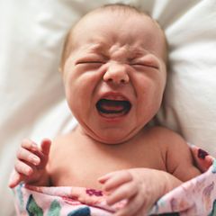 Gewickelt, gefüttert, gewiegt – und doch immerzu untröstlich: Etwa jedes zehnte Baby brüllt so exzessiv, dass es als Schreikind gilt