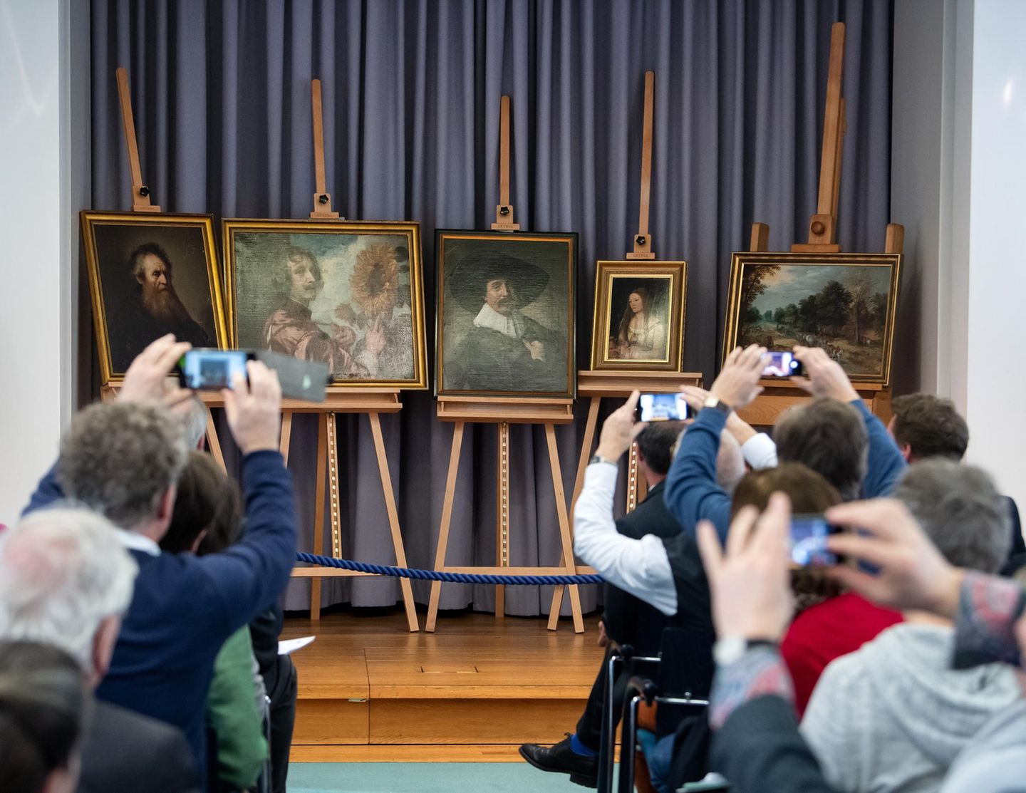Die wiederaufgetauchten Gemälde des Gothaer Schlosses auf einer Pressekonferenz