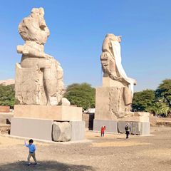 Zwei Statuen zeigen Amenophis III.