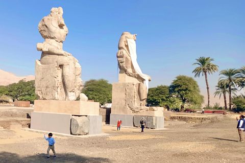 Zwei Statuen zeigen Amenophis III.