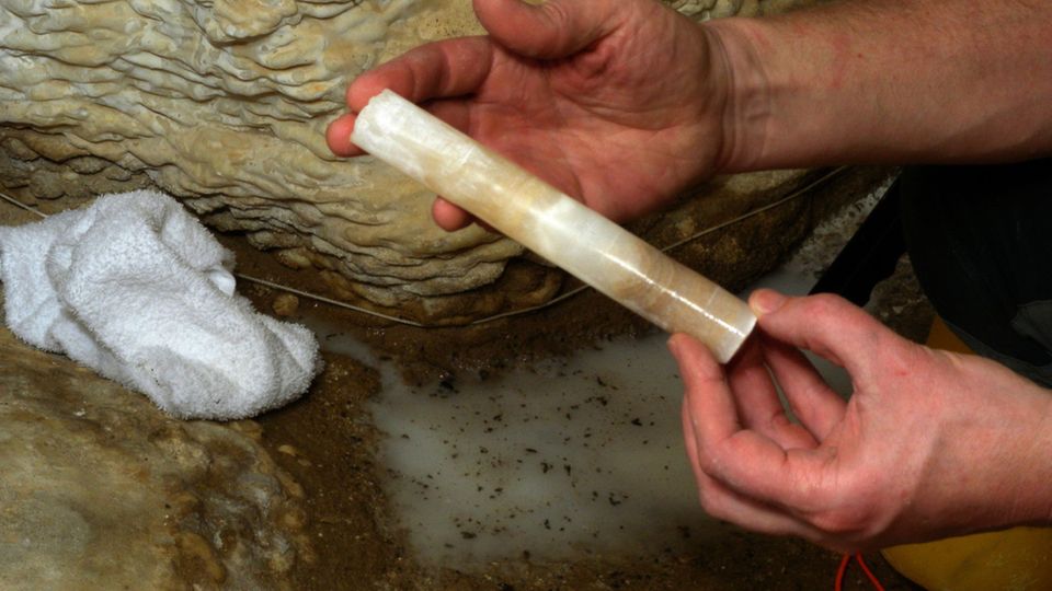 Schichten der Klimaveränderungen: Ein Bohrkern gibt preis, wie die Kalkformationen der Höhle über Hunderttausende Jahre gewachsen sind