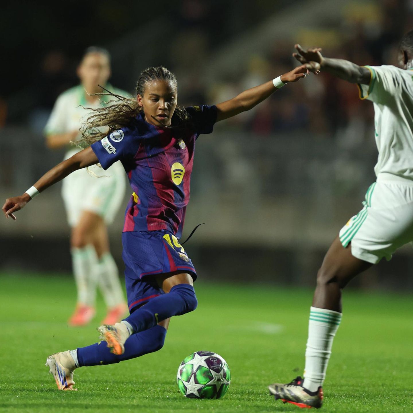 Eine Spielerin des FC Barcelona dribbelt gegen eine Spielerin des AS Roma