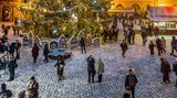 Prag mit Weihnachtsmarkt und Tanne