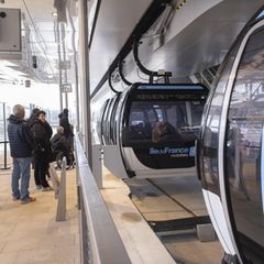 Passagiere in der Seilbahn in Paris