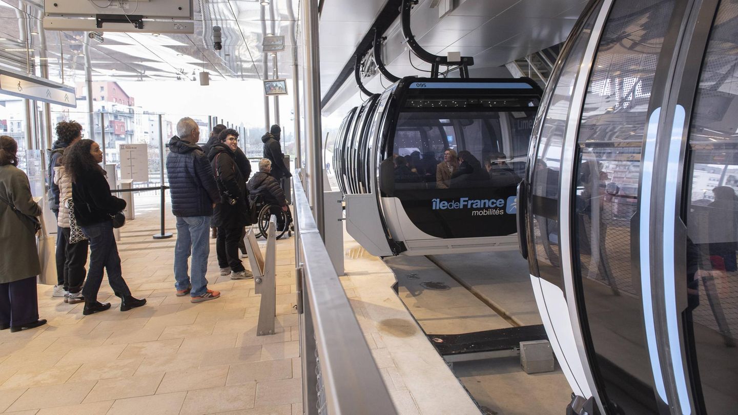 Passagiere in der Seilbahn in Paris