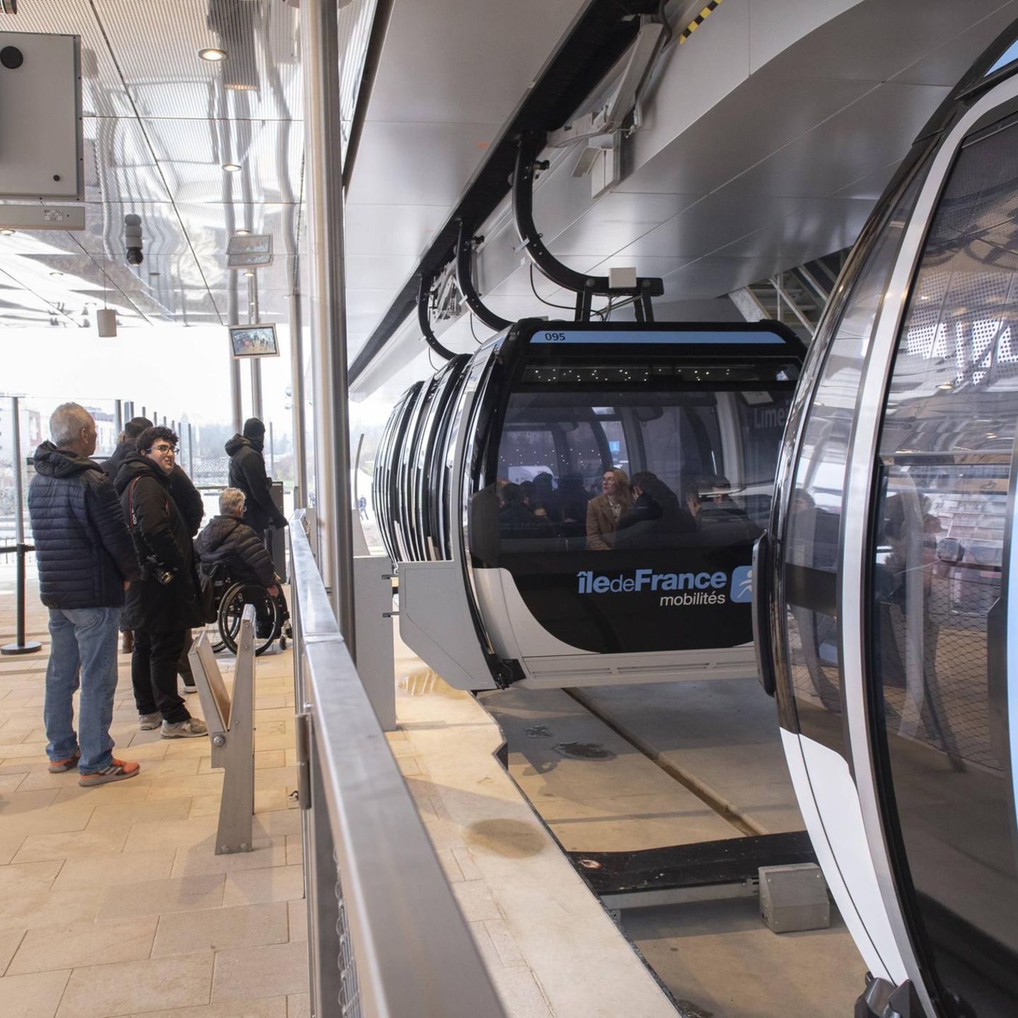 Passagiere in der Seilbahn in Paris