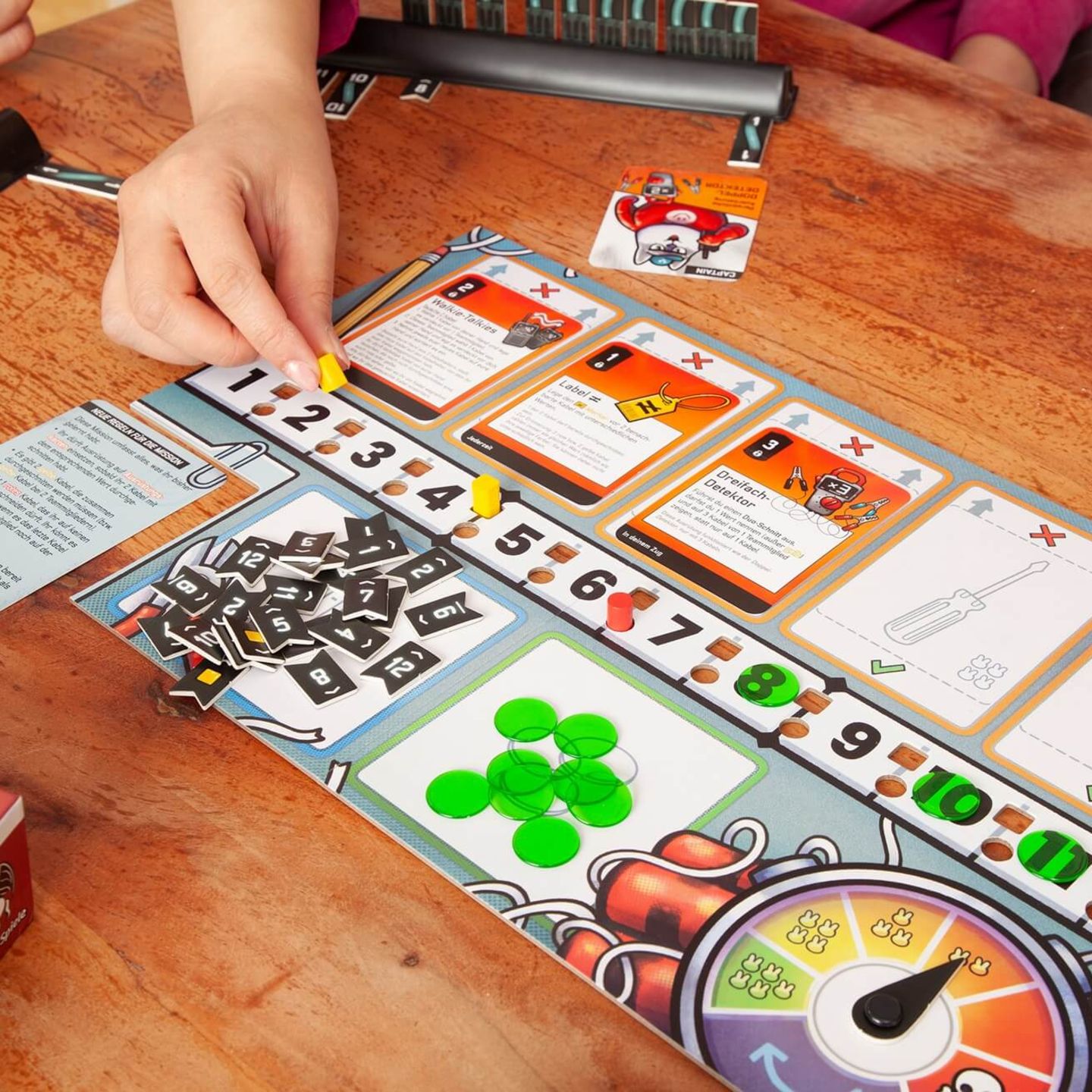 Bei "Bomb Busters" müssen alle Spielenden im Team ein Zahlenrätsel lösen, um die Bomben sicher zu entschärfen