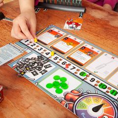 Bei "Bomb Busters" müssen alle Spielenden im Team ein Zahlenrätsel lösen, um die Bomben sicher zu entschärfen