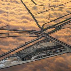 Vor Jahrhunderten gewannen die Mitglieder des Stammes der Ohlone Salz aus den natürlichen Gezeitentümpeln der San Francisco Bay. Im 19. Jahrhundert veränderten europäische Siedler die Region, indem sie weite Teile des Feuchtgebiets mit Deichen abriegelten und es zu einem der größten Salzproduktionsstandorte der Welt machten. In ihrer Blütezeit beanspruchte diese Industrie über 14.000 Hektar – was den Verlust von fast 85 Prozent der ursprünglichen, artenreichen Gezeitensümpfen der Bucht zur Folge hatte. Im Jahr 2003 markierte das South Bay Salt Pond Restoration Project einen Wendepunkt: Mit dem Erwerb von fast 6000 Hektar Salzbecken von Cargill, einem multinationalen Lebensmittelkonzern, der immer noch etwa eine halbe Million Tonnen Salz pro Jahr gewinnt, begannen die Bemühungen, den Einfluss der Gezeiten langsam wiederherzustellen. Durch die Öffnung von Deichen kehren die ursprünglichen Ökosysteme allmählich zurück.