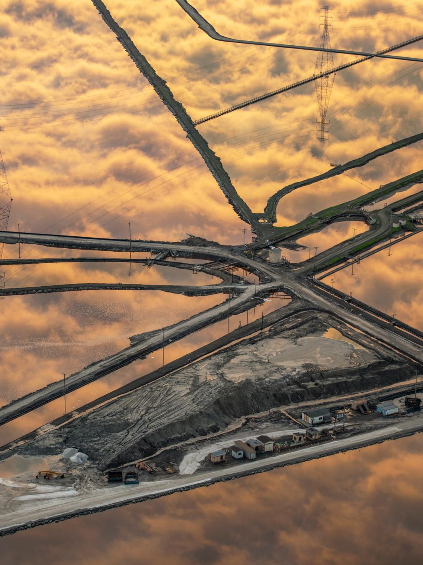 Vor Jahrhunderten gewannen die Mitglieder des Stammes der Ohlone Salz aus den natürlichen Gezeitentümpeln der San Francisco Bay. Im 19. Jahrhundert veränderten europäische Siedler die Region, indem sie weite Teile des Feuchtgebiets mit Deichen abriegelten und es zu einem der größten Salzproduktionsstandorte der Welt machten. In ihrer Blütezeit beanspruchte diese Industrie über 14.000 Hektar – was den Verlust von fast 85 Prozent der ursprünglichen, artenreichen Gezeitensümpfen der Bucht zur Folge hatte. Im Jahr 2003 markierte das South Bay Salt Pond Restoration Project einen Wendepunkt: Mit dem Erwerb von fast 6000 Hektar Salzbecken von Cargill, einem multinationalen Lebensmittelkonzern, der immer noch etwa eine halbe Million Tonnen Salz pro Jahr gewinnt, begannen die Bemühungen, den Einfluss der Gezeiten langsam wiederherzustellen. Durch die Öffnung von Deichen kehren die ursprünglichen Ökosysteme allmählich zurück.