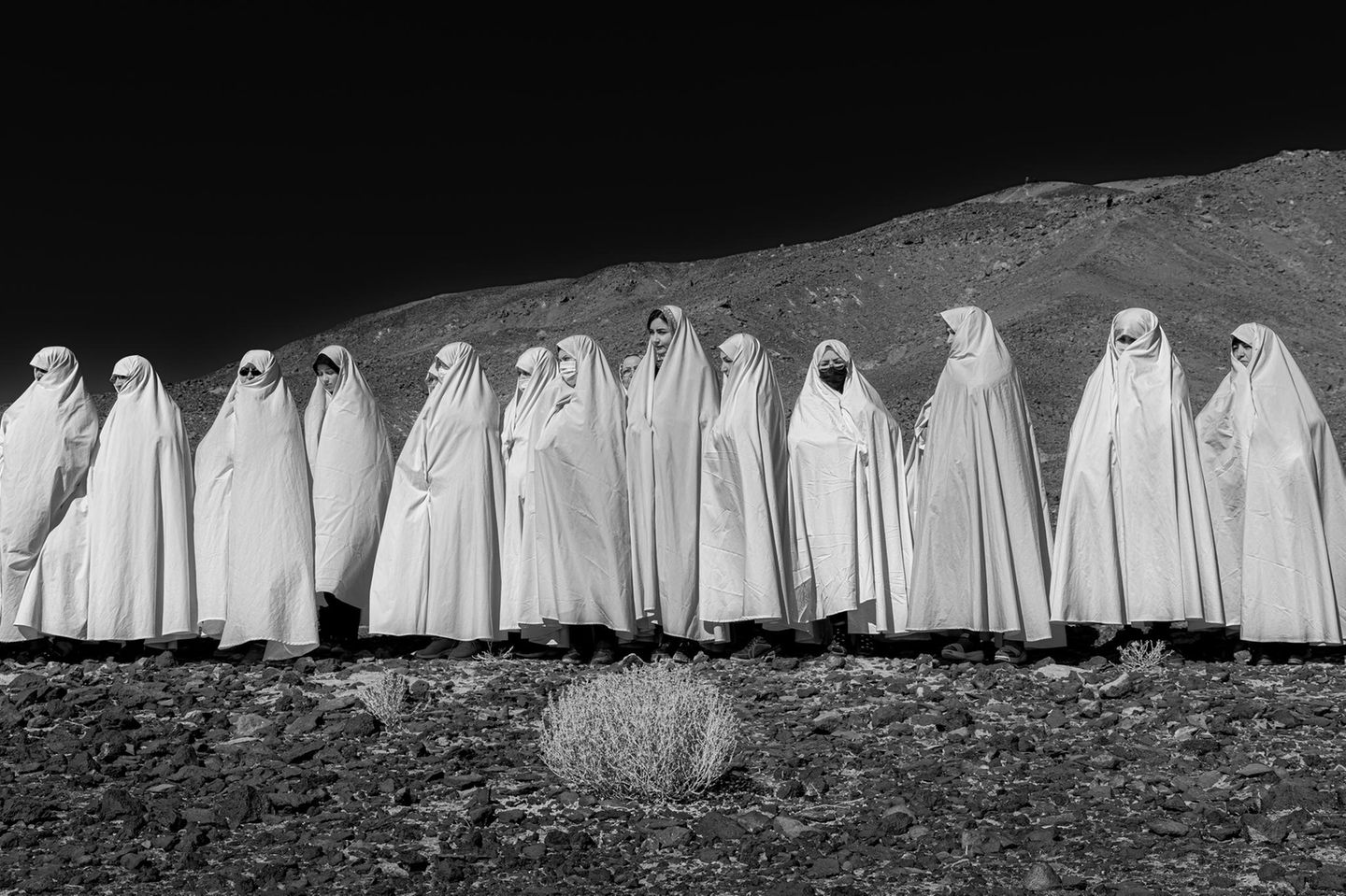 Gavkhuni, Iran: Am Internationalen Tag der Feuchtgebiete bilden verschleierte Frauen aus Varzaneh zusammen mit iranischen Aktivistinnen und Aktivisten und Umweltschützenden eine Menschenkette im Zentrum des Feuchtgebiets, um es von Müll zu säubern. Sie fordern die Behörden auf, das ökologisch bedeutsame Gebiet, das heute durch übermäßige Wasserentnahmen ausgetrocknet ist, dauerhaft wiederherzustellen.