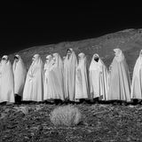 Gavkhuni, Iran: Am Internationalen Tag der Feuchtgebiete bilden verschleierte Frauen aus Varzaneh zusammen mit iranischen Aktivistinnen und Aktivisten und Umweltschützenden eine Menschenkette im Zentrum des Feuchtgebiets, um es von Müll zu säubern. Sie fordern die Behörden auf, das ökologisch bedeutsame Gebiet, das heute durch übermäßige Wasserentnahmen ausgetrocknet ist, dauerhaft wiederherzustellen.