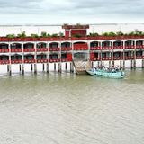 In den Haor-Feuchtgebieten von Kishoreganj, Bangladesch: Fast neun Monate im Jahr ist die Baherbali SESDP Model High School von Hochwasser umgeben und nur mit dem Boot erreichbar. Jeden Tag begeben sich 220 Schüler und zehn Lehrer aus sieben umliegenden Dörfern auf die Reise durch die überflutete Landschaft. Die auf Stelzen erbaute Schule gewährleistet, dass die Kinder trotz schwieriger Umweltbedingungen weiter lernen können.