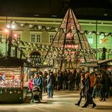 Weihnachtsmarkt auf dem Domplatz in Salzburg, Österreich